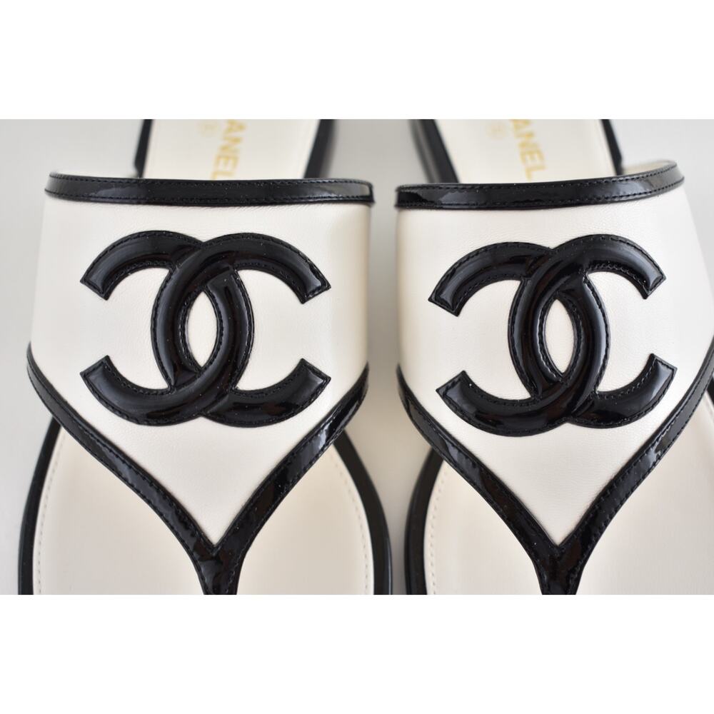 Chanel 26B White Black Patent CC Logo Thong Mule Slide Flip Flop Flat Sandal 42 - Picture 11 of 16